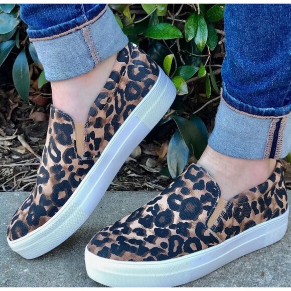 Steve Madden "Gills" Leopard Print Slip-On Sneaker Comfort Flats Women's Sz 7.5M - Picture 1 of 13